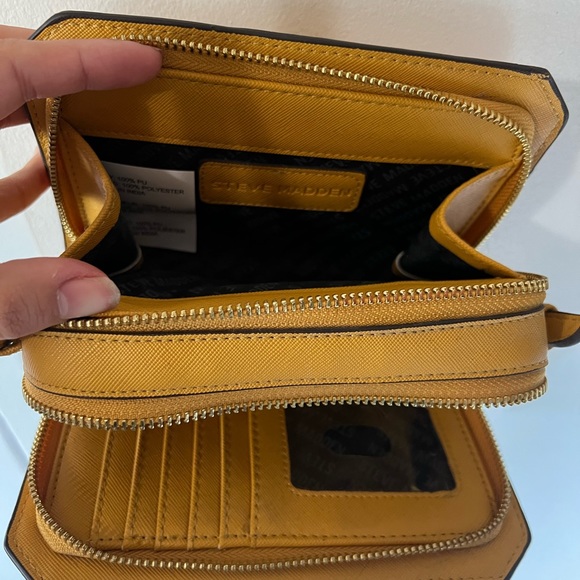 Steve Madden Crossbody Wallet Bag. - Picture 3 of 3
